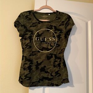 GUESS Women's Short Sleeve Camouflage Tee - Green and Black